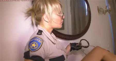 Русская блондинка из полиции в униформе заставила лизать ноги